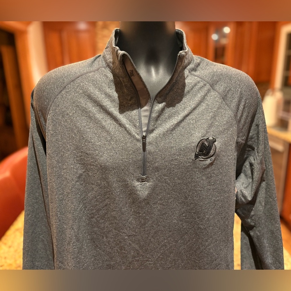 New Jersey Devils men’s quarter zip Pullover. Sharp grey with NHL logo. Medium - Picture 2 of 7